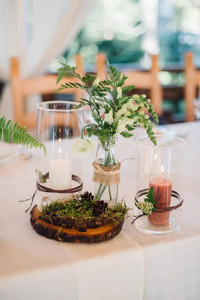 Mesa Festiva Servida Com Decoração Madeira Plantas Velas Vidro — Fotografia de Stock