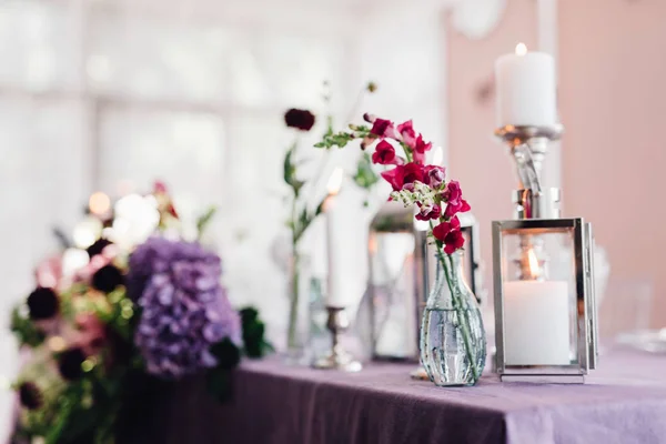 Fechar Velas Flores Sobre Mesa Festiva Com Pano Violeta — Fotografia de Stock