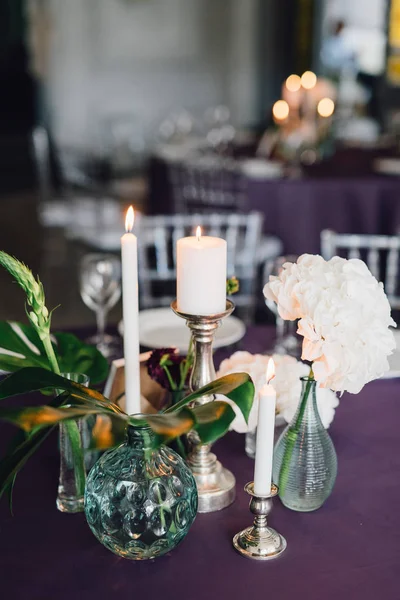 Closeup Decoração Mesa Festiva Com Velas Flores — Fotografia de Stock