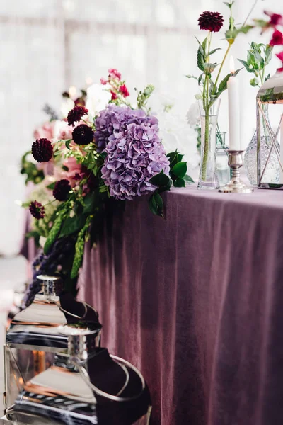 Closeup Decoração Mesa Festiva Com Velas Flores — Fotografia de Stock