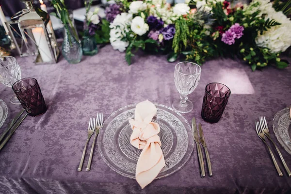 Sváteční Stůl Bohatou Nádobí Květiny Stole Violeth Látkou — Stock fotografie