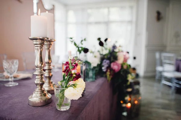 Vista Próxima Velas Acesas Com Vidro Vasos Flores Mesa Com — Fotografia de Stock