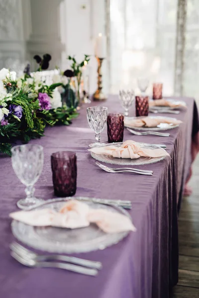 Festive Table Serving Rich Tableware Laying Row Flowers Table Violet — Stock Photo, Image