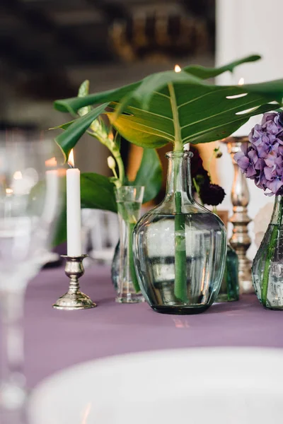 Closeup Flowers Vases White Candles Violet Table — Stock Photo, Image