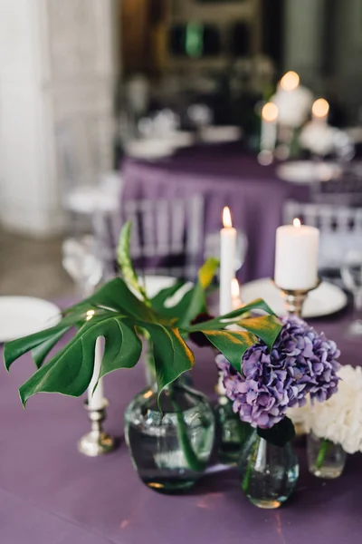 Primer Plano Flores Jarrones Velas Blancas Sobre Mesa Violeta —  Fotos de Stock