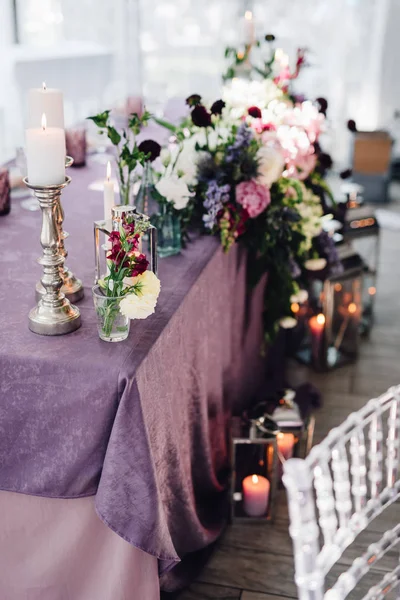 Close View Floral Composition Burning Candles Glass Table Purple Cloth — Stock Photo, Image