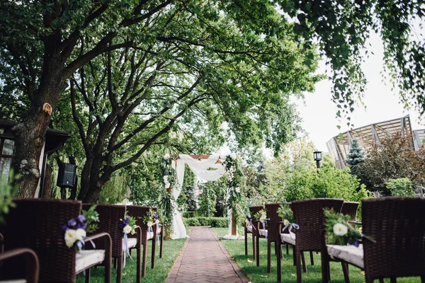 Verde Jardín Luminoso Decorado Con Sillas Arco Para Ceremonia Boda —  Fotos de Stock