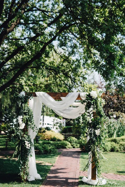 Festive Decorated Archway Wedding Ceremony Green Garden — Stock Photo, Image