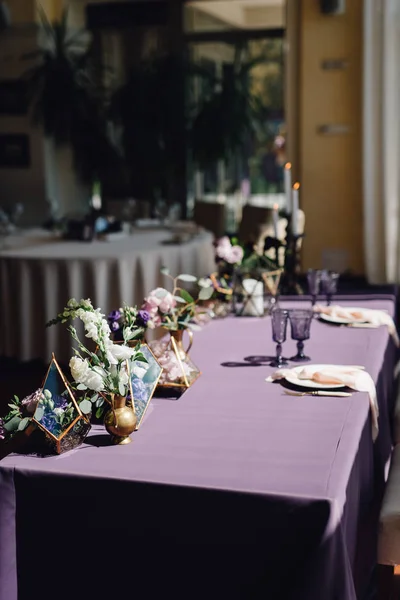 Wedding Table Florariums White Candles Festive Tableware Purple Cloth — Stock Photo, Image