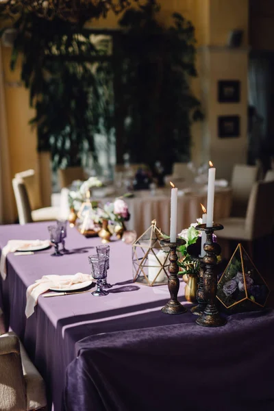 Mesa Boda Con Florarios Velas Blancas Vajilla Festiva Paño Púrpura —  Fotos de Stock