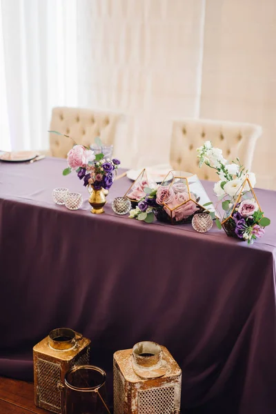 Mesa Boda Con Florarios Velas Blancas Vajilla Festiva Paño Púrpura —  Fotos de Stock