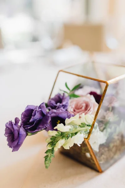 ピンクと紫の花と黄金の Florarium のクローズ アップ — ストック写真