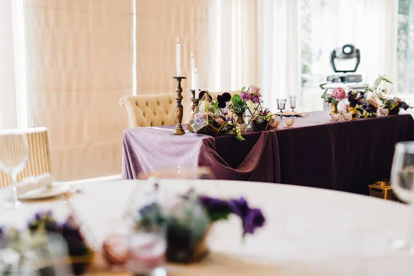 Wedding Table Pink Violet Flowers Florariums White Candles Purple Cloth — Stock Photo, Image