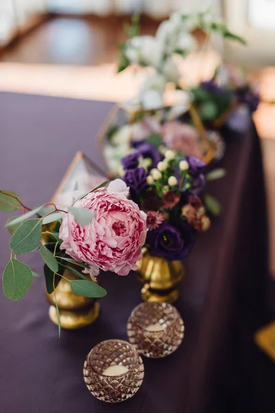 新婚夫婦の食卓を飾る Florariums の紫やピンクの花 — ストック写真