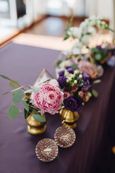 Flores Rosas Violetas Florarios Decorando Mesa Cena Para Recién Casados —  Fotos de Stock