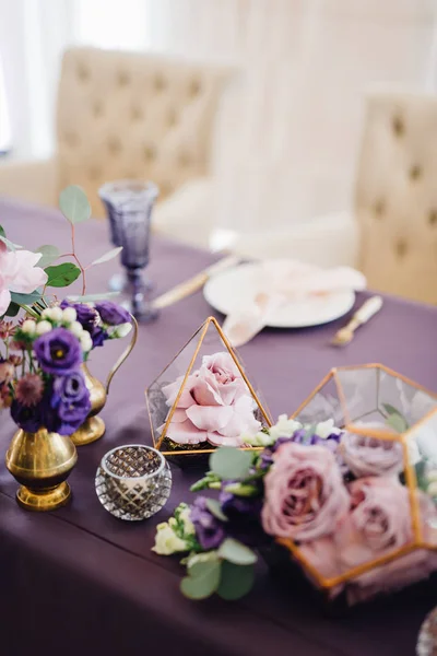 Florários Vidro Pano Violeta Com Flores Vasos Com Fundo Borrado — Fotografia de Stock