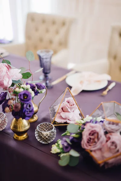 Florarios Vidrio Sobre Tela Violeta Con Flores Jarrones Con Fondo —  Fotos de Stock