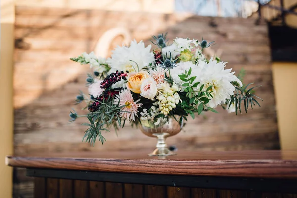 Masada Duran Krizantem Zengin Düğün Buket Yapılmış — Stok fotoğraf