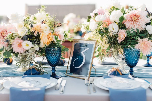 Uzun Yemek Masası Sayısı Ile Porselen Mavi Cam Servis Beyaz — Stok fotoğraf