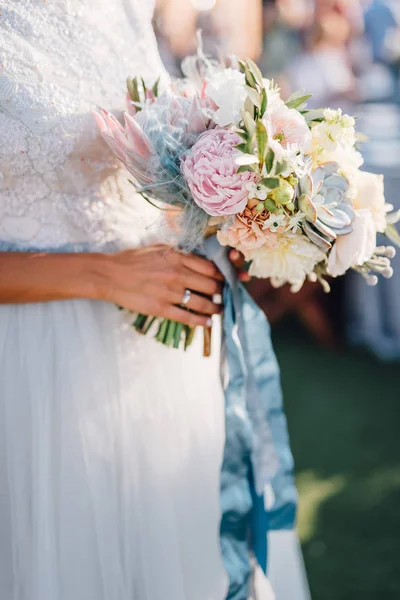 Noiva Vestido Noiva Branco Segurando Colorido Buquê Casamento Nos Braços — Fotografia de Stock