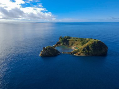 Villa Franca do Campo köyü ve volkanik ada.