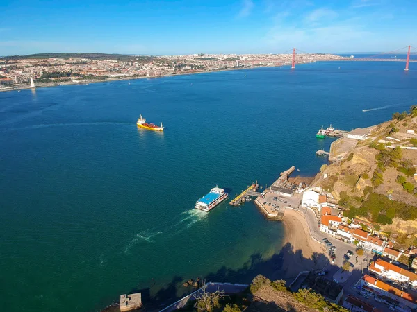 Lizbon 'a ve Porto Brandao' dan Tagus nehrine bakın.
