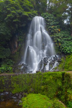 Ribeira dos Caldeiroes, Azores 'deki şelale sistemi.
