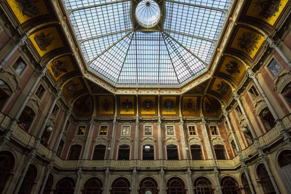 Porto 'daki Palacio da Bolsa' nın içinde