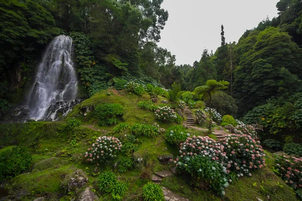 Ribeira dos Caldeiroes, Azores 'deki şelale sistemi.
