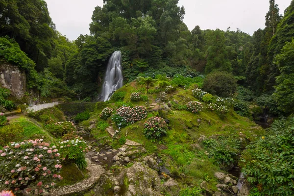Ribeira dos Caldeiroes, Azores 'deki şelale sistemi.