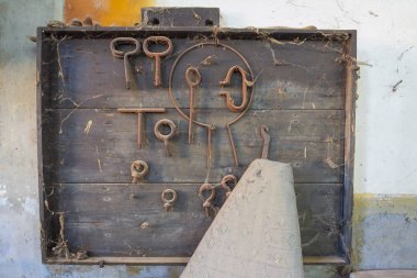 Terk edilmiş ısıtma tesisinde araçlar