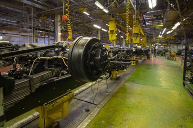 Ağır kamyon fabrikasındaki makineler.