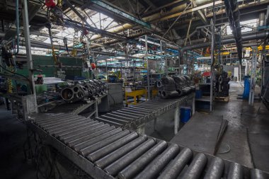 Terk edilmiş bir fabrikanın atölyesinde.