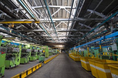 Terk edilmiş bir fabrikanın atölyesinde.