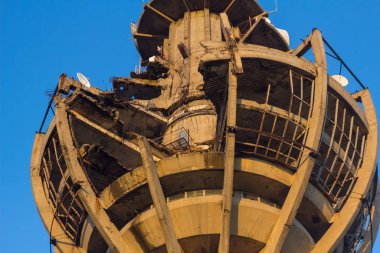 Televizyon kulesi, Sırbistan 'ın Irisvenac kentindeki bombardımandan hasar gördü