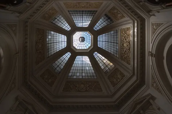 Edificio Del Parlamento Serbio Desde Dentro — Foto de Stock