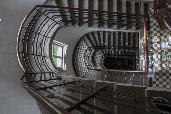 Schody Spiralne Wewnątrz Opuszczonego Budynku — Zdjęcie stockowe