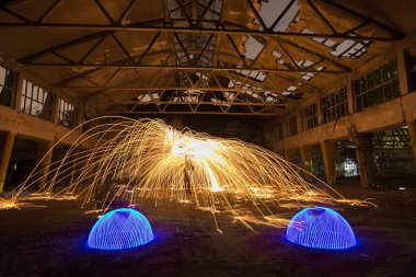 Geceleri hafif boya figürleri.