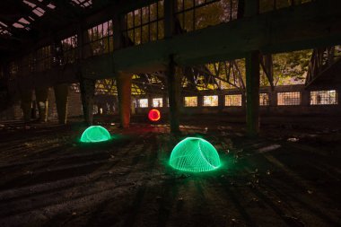 Geceleri hafif boya figürleri.