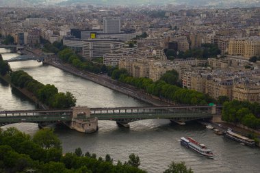 Eyfel Kulesi 'nden Paris' e bak