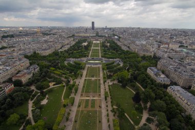Eyfel Kulesi 'nden Paris' e bak