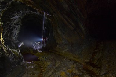 Terk edilmiş madenin yeraltı tüneli
