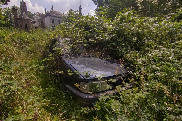 Carro Abandonado Grama Perto Castelo — Fotografia de Stock