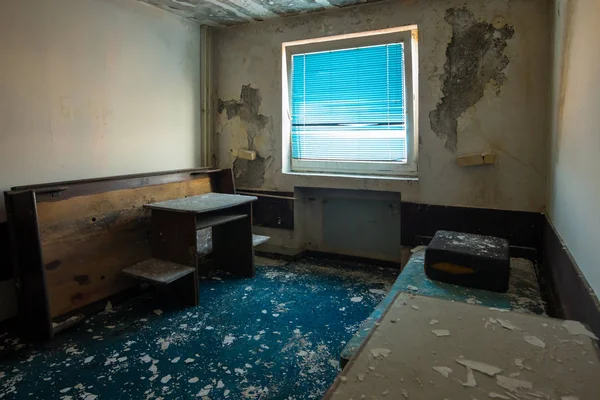 セルビアにある放棄されたホテルの客室 — ストック写真