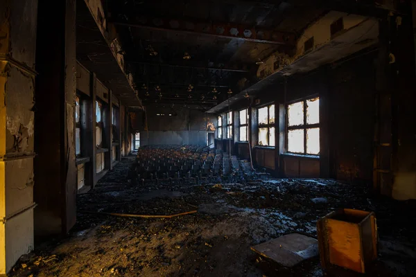 Abgebranntes Verlassenes Theater Mit Sitzgelegenheiten — Stockfoto