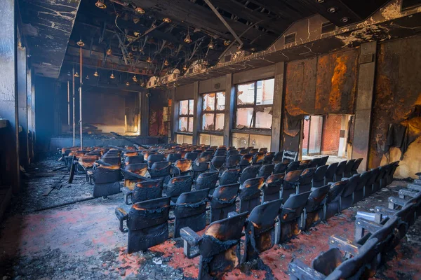 Abgebranntes Verlassenes Theater Mit Sitzgelegenheiten — Stockfoto