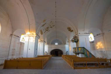 Terk edilmiş kilisenin içinde gün batımı