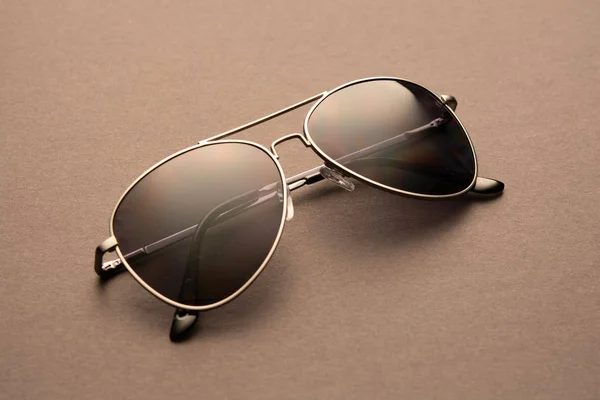 Koyu Gölgesiz Gümüş Çerçeveli Güneş Gözlükleri — Stok fotoğraf