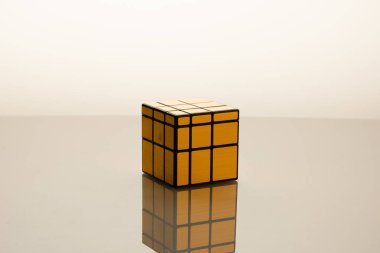 Gri arkaplanda Altın Rubik Küpü