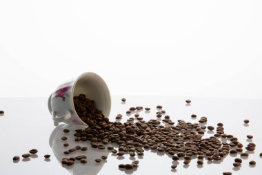 Beyaz arka planda bir fincan kahve.